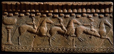 Etruskische kunst: fries versierd met ridders van een architectonisch ensemble in Murlo. 6e eeuw v.Chr. Murlo, Antiquarium Municipal, Italië door Etruscan