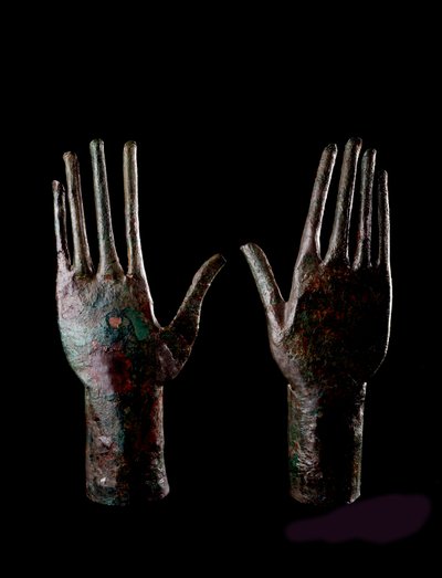 Etruskische kunst: twee handen - Bronzen beeldjes - 680-670 v.Chr. Dim H 23,5 cm Uit het graf van de Bronzen Kar, Vulci door Etruscan