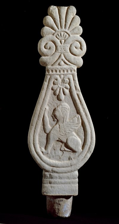 Etruskische beschaving: grafsteen in gres versierd met de silhouet van een gevleugelde leeuw uit Londa in Italië. 550-500 v.Chr. Florence, Museo Archeologico door Etruscan