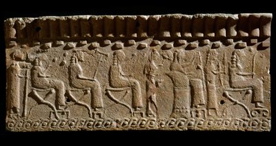 Etruskische beschaving: terracotta fries versierd met lage reliëfs van goden en zittende hoogwaardigheidsbekleders. 580 v.Chr. Dim. 24x54 cm. Van Murlo Palace. Murlo, Antiquarium Comunale door Etruscan