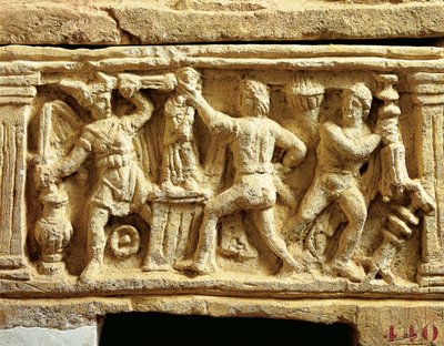 Etruskische beschaving, tufstenen urn met scènes van Galliërs die tempels plunderen door Etruscan