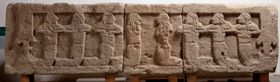 Grafbed gemaakt van drie tufstenen blokken, 6e eeuw v.Chr. door Etruscan