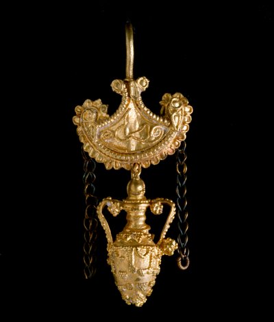 Etruskische kunst: gouden oorbel. 3e eeuw v.Chr. Uit Cerveteri. Dim. 3,4 cm Rome, Museo di Villa Giulia door Etruscan Etruscan
