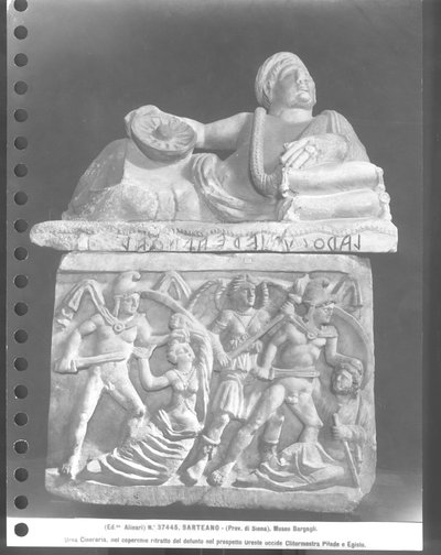 Orestes doodt Clytemnestra en Pylades doodt Egisthe, Cinerair Urn door Etruscan Etruscan