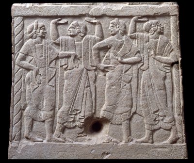 Reliëf met dansers van een marmeren mijlpaal van Chiusi, Italië, 6e eeuw v.Chr. door Etruscan Etruscan