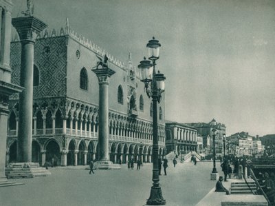 Voorzijde van het Dogepaleis met Riva degli Schiavoni, Venetië, Italië, 1927 door Eugen Poppel