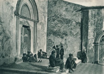 Rustend buiten een kerk, Taormina, Sicilië, Italië, 1927 door Eugen Poppel