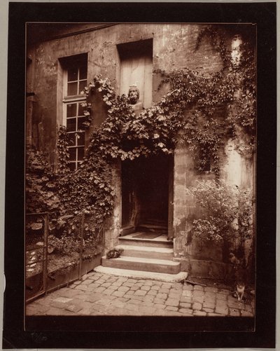 Binnenplaats in Rouen door Eugène Atget