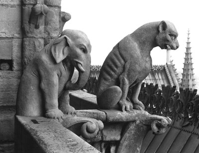 Olifant en leeuw waterspuwers van de balustrade van de Grande Galerie van de westgevel, replica van een 12e-eeuws origineel door Eugene Emmanuel Viollet le Duc