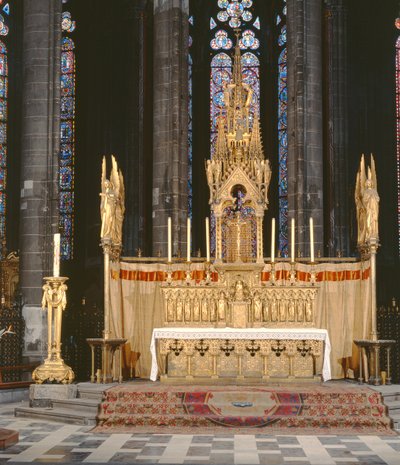 Hoogaltaar in neogotische stijl, omringd door 4 engelen die de instrumenten van de Passie van Christus dragen met een tabernakel bekroond door een rijkelijk versierde torenspits door Eugene Emmanuel Viollet le Duc