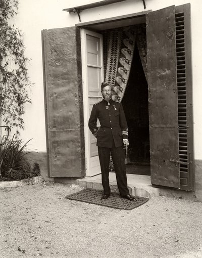 Portret van een man in uniform op de boerderij Lo Zucco, Sicilië, 1900 door Eugenio Interguglielmi