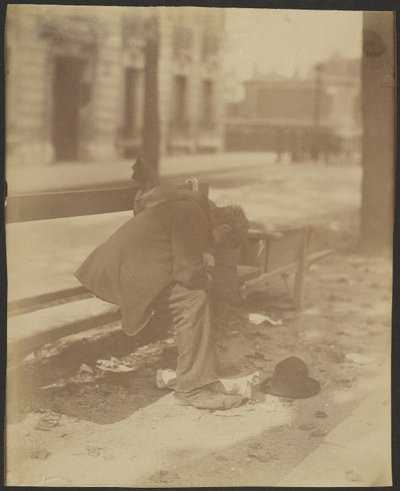 [Zittende Zwerver] door Eugène Atget