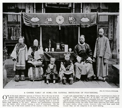 Een Chinese familie thuis, de Nationale Instelling voor Voetbinding door European Photographer