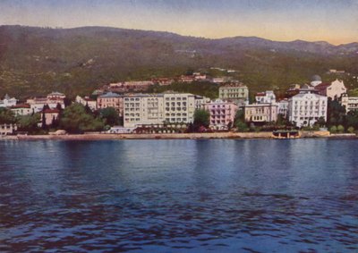 Abbazia, nu Opatija in Kroatië: Panorama vanaf de zee met zicht op Pensione Breiner, Hotel Residenz, Hotel Savoy en Villa Jeanette door European Photographer