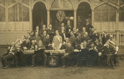 Portret van een groep mannen, mogelijk een schermclub door European Photographer