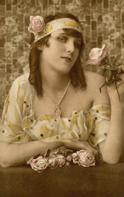 Vrouw poseert met bloemen (gekleurde foto) door European Photographer