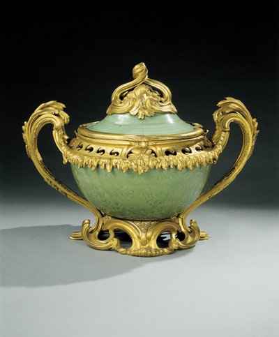 Louis XV pot-pourri vaas (ormolu-gemonteerd Chinees celadon porselein) door European School