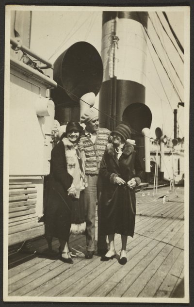 [Man en vrouwen op schip] door Fedele Azari