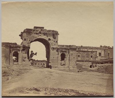 Poort naar de Residentie, gehouden door Kapitein Aitken, 13e Bengal Native Infantry, vaak de Bailee Guard Gate genoemd door Felice A. Beato