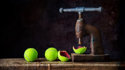 Geperste tennisballen door Felice Angelino