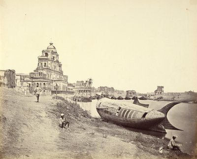 Chutter Manzil Paleis, met de Koningsboot in de Vorm van een Vis op de Gomti Rivier door Felice Beato