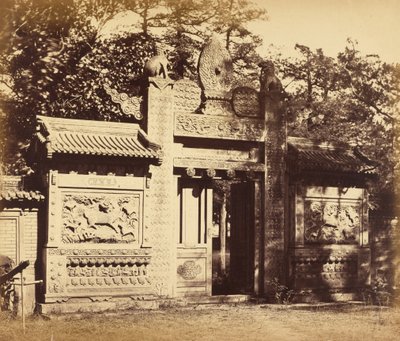 Exterieur van het grafdepot, nabij Peking, oktober 1860 door Felice Beato