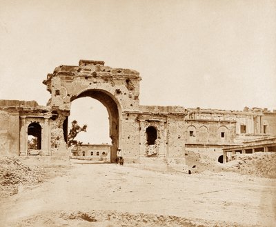 Poort die leidt naar de Residentie, gehouden door Kapitein Atkinson van de 13e Inheemse Infanterie door Felice Beato