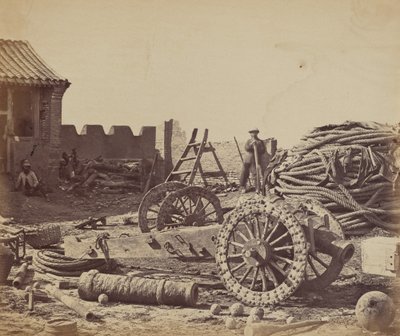 Interieur van Pehtang Fort met het magazijn en houten kanon, 1 augustus 1860 door Felice Beato