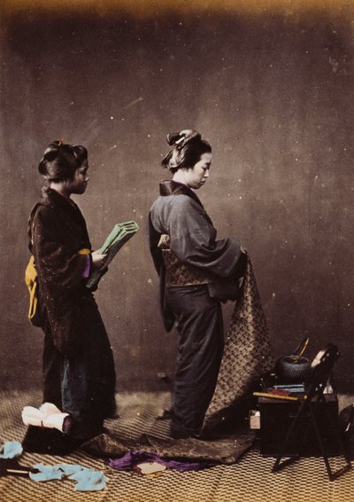 Japanse Vrouwen die zich Kleden, ca. 1870-1880 door Felice Beato