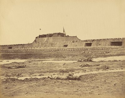 Achterkant van het Noordfort met de aftocht van het Chinese leger, 21 augustus 1860 door Felice Beato