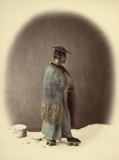 Regenjas van stro door Felice Beato