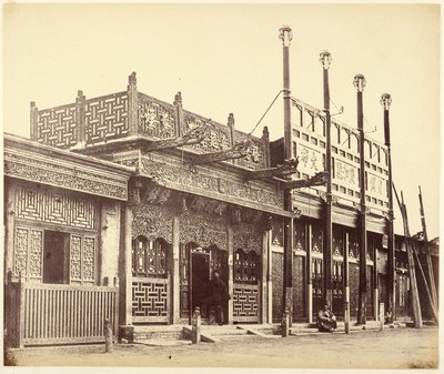 [Straat en winkels in de Tartarenstad bij Peking]. door Felice Beato