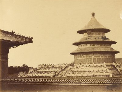 Tempel van de Hemel vanaf de plaats waar de priesters worden verbrand in de Chinese stad Pekin. Oktober 1860 door Felice Beato