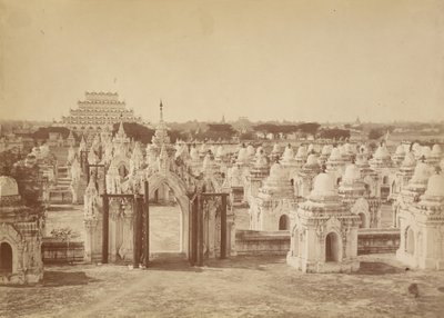 De 450 Pagode vanaf de Centrale Pagode - Mandalay door Felice Beato
