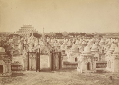 De 450 Pagode vanaf de Centrale Pagode - Mandalay door Felice Beato