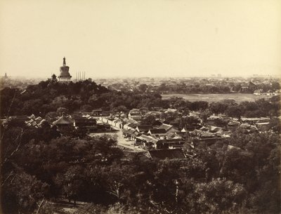 [Uitzicht op de tuinen en boeddhistische tempel van Peking]. door Felice Beato