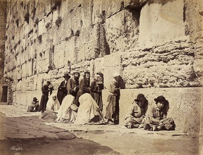 Een groep Israëlieten die bidden bij de Klaagmuur (of Westelijke Muur), Jeruzalem door Félix Bonfils