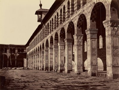 Enfilade van de Grote Moskee, zuidzijde, op de binnenplaats (Damascus) door Félix Bonfils