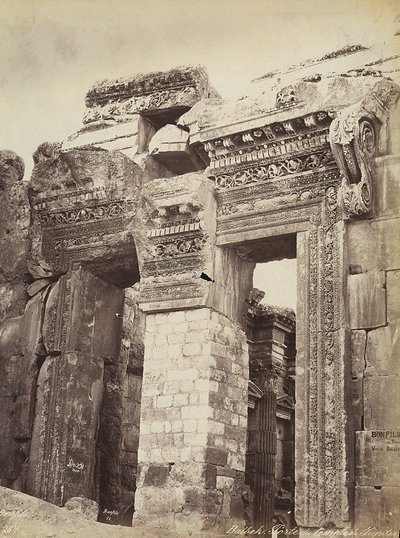 Ingang van de Tempel van Jupiter of de Tempel van de Zon, in de archeologische zone van Heliopolis of Baalbek, oude Syrische stad, nu Libanon door Félix Bonfils