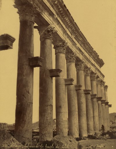 Resten van de zuilengang van de tempel van de zon in Palmyra, Syrië door Félix Bonfils