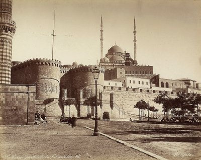 De Bab el-Azab-poort van de Citadel, met de Moskee van Mohammed Ali op de achtergrond, in Caïro, Egypte door Félix Bonfils