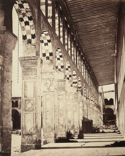 Uitzicht op de zuilengalerij in de Omajjaden Grote Moskee, in Damascus, Syrië. Oorspronkelijk een tempel voor de Arameeërs, daarna een christelijke basiliek, werd het uiteindelijk een moskee die de christenen toestond een vleugel van de structuur te blijve door Félix Bonfils