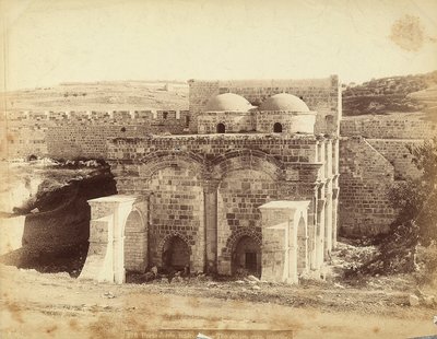 Uitzicht op de binnenkant van de Gouden Poort, in Jeruzalem door Félix Bonfils