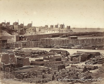 Yard voor bouwmaterialen, windmolens op de achtergrond, in Alexandrië, Egypte door Félix Bonfils