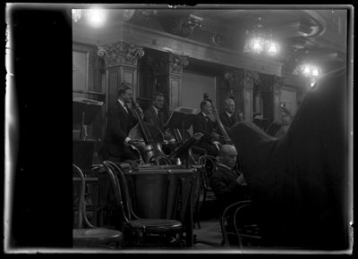 Contrabassist van een Weens lid van een filharmonisch orkest door Ferdinand Schmutzer