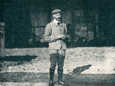 Henri Farman, Franse vliegtuigontwerper, bouwer en piloot, ca. 1910 door Flight Photo