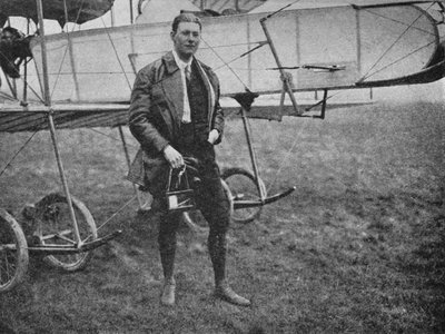 Mr. Gordon Bell, die meer verschillende typen vloog dan enige andere piloot van zijn tijd, 1913-1934 door Flight Photo