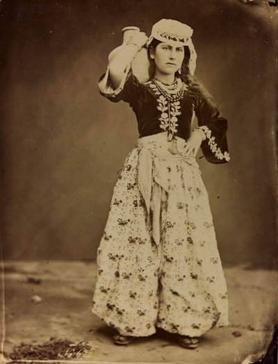 Album Damas et Baalbek: Jonge Syrische vrouw in traditionele kleding door Félix Bonfils