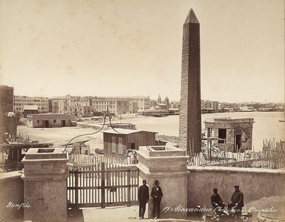 Alexandrië, Egypte: de Obelisk van Cleopatra, met vier mannen die poseren voor de foto door Félix Bonfils