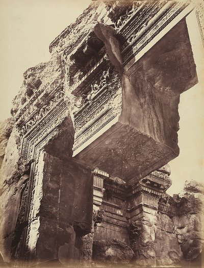 Detail van de ingang van een tempel, in de archeologische zone van Heliopolis of Baalbek, oude Syrische stad, nu Libanon door Félix Bonfils